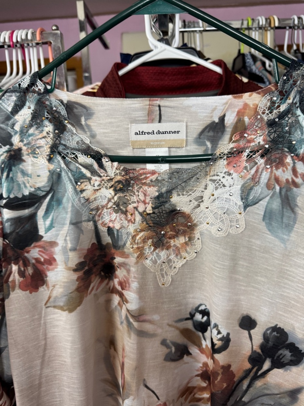Alfred Dunner Floral Embellished Lace Neck Top 1X - Picture 4 of 6